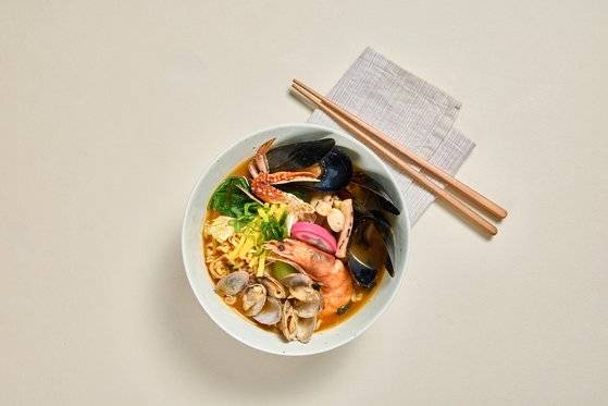 구미 라면축제에서는 치열한 경쟁을 통과한 식당들이 만든 다양한 라면을 맛볼 수 있다. 사진 구미시