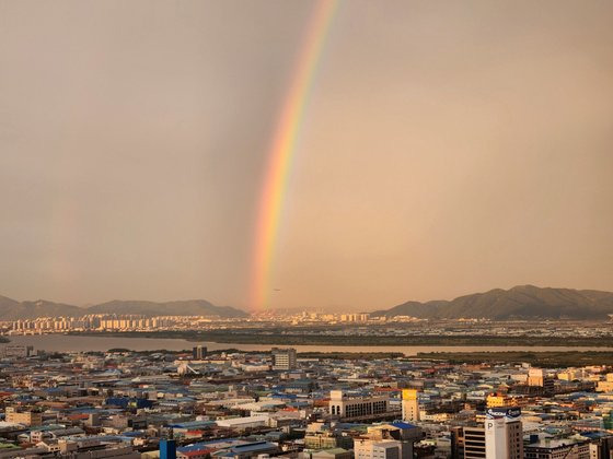 이성민(56)씨가 10일 오전 6시쯤 부산 사상구에서 찍은 쌍무지개. 사진 이성민씨