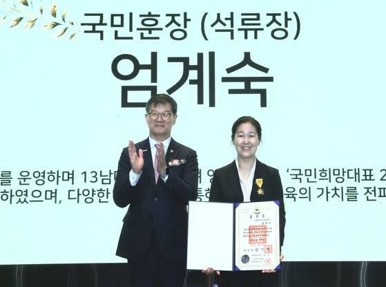 이기일 보건복지부 1차관(왼쪽)이 10일 엄계숙 씨에게 국민훈장 석류장을 수여했다. 보건복지부