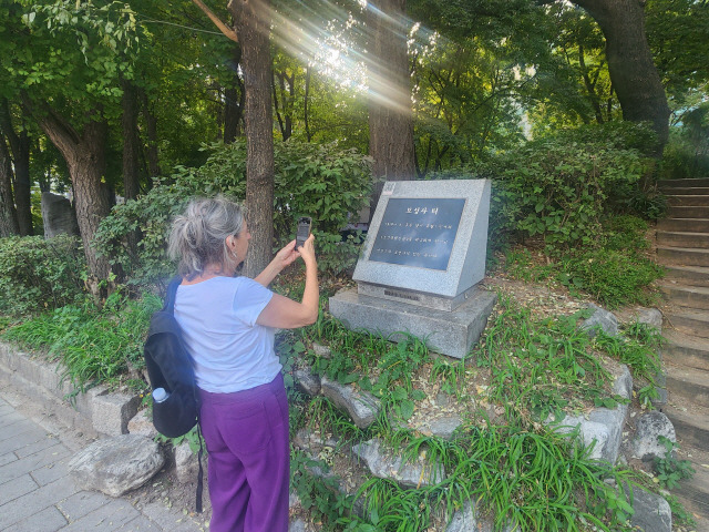 ▲ 보성사 터를 보고 있는 외국인 관광객