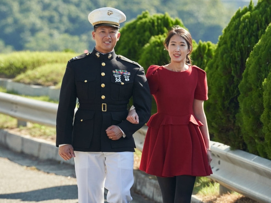 SK Chairman Chey Tae-won's daughter Chey Min-jeong, right, and her fiancé, Kevin Hwang, will marry on Sunday at the Grand Walkerhill Hotel in Gwangjin District, eastern Seoul. [SCREEN CAPTURE]