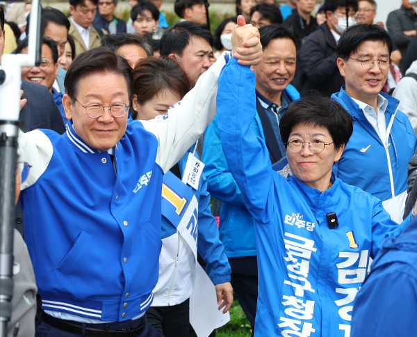 경쟁자인 더불어민주당 김경지 후보 손을 잡고 지원 유세에 나선 이재명 대표 모습. 연합뉴스