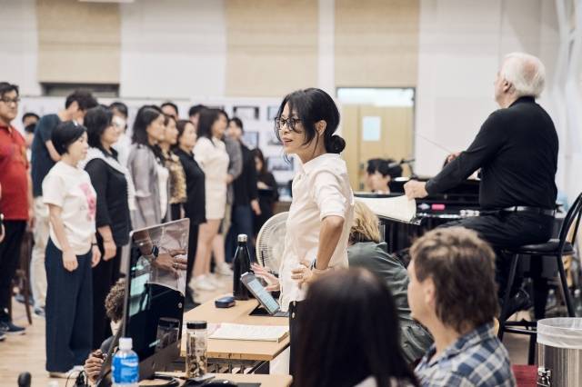 연출가 요나 김이 국립오페라단의 오페라 ‘탄호이저’ 출연진에게 작품에 대해 이야기하고 있다. 요나 김은 한국 출신으로 유럽 오페라계에서 독보적인 위상을 가지고 있다. 국립오페라단