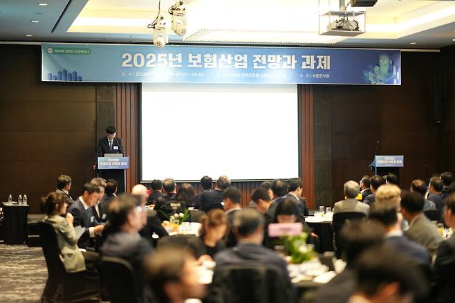 황인창 보험연구원 금융시장분석실장이 10일 서울 여의도 콘래드호텔에서 열린 ‘2025년 보험산업 전망과 과제’ 세미나에서 발표를 하고 있다. [사진 제공=보험연구원]