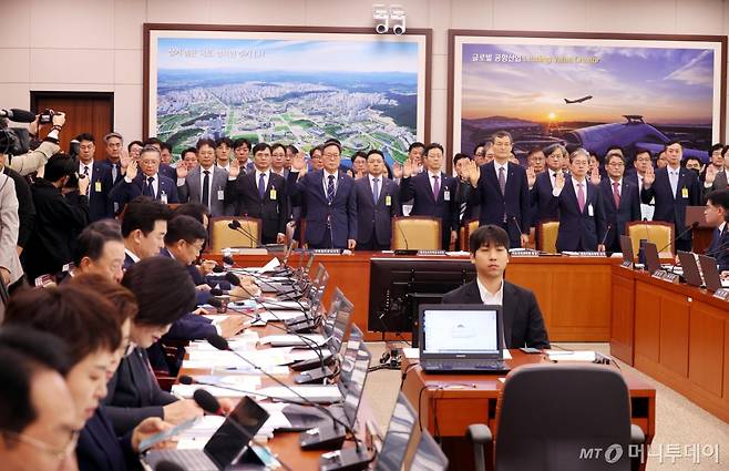 [서울=뉴시스] 조성봉 기자 = 이한준 한국토지주택공사 사장을 비롯한 참석자들이 10일 오전 서울 여의도 국회 국토교통위원회에서 열린 한국토지주택공사 등에 대한 국정감사에서 증인선서를 하고 있다. 2024.10.10.