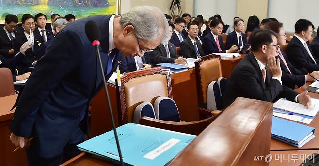 임종룡 우리금융지주 회장이 10일 서울 여의도 국회 본관 604호에서 열린 국회 정무위원회, 금융위 등 국정감사에 출석, 질의에 답변하기 앞서 고개를 숙여 사과하고 있다.  이날 국감에 출석한 임 회장은 손태승 전 우리금융지주 회장 친인척의 우리은행 부당 대출과 관련해 “책임져야 할 일이 있으면 책임지겠다"고 밝혔다.  특히 그는 "우리금융의 신뢰를 떨어뜨린 점에 대해 깊은 책임감을 느낀다"며,  "조직의 안정, 내부 통제 강화, 기업 문화 혁신 등 신뢰 회복을 위해 노력하겠다"고 덧붙여 말했다.  이날 정무위 감사에는 /사진=임한별(머니S)