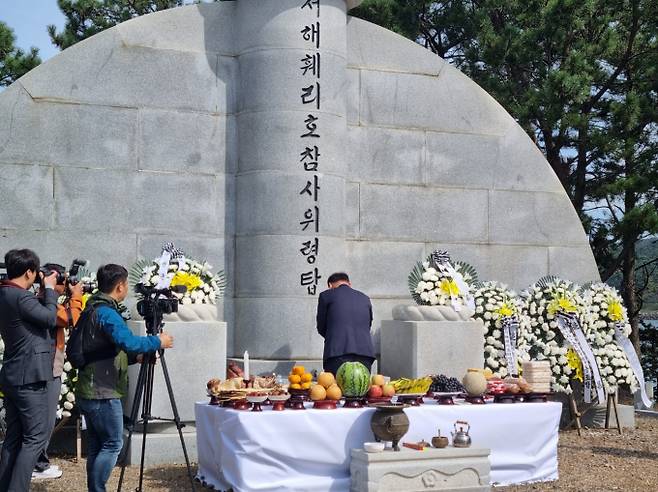 서해훼리호 침몰 사고 희생자 대부분은 전북 부안군 의도면 주민들이었다. 사진은 김종훈 전북도 경제부지사가 지난해 10월10일 전북 부안군 위도 서해훼리호 참사위령탑에서 ‘제30주기 서해훼리호 참사 추모 위령제’에 참석한 모습. /사진=뉴시스