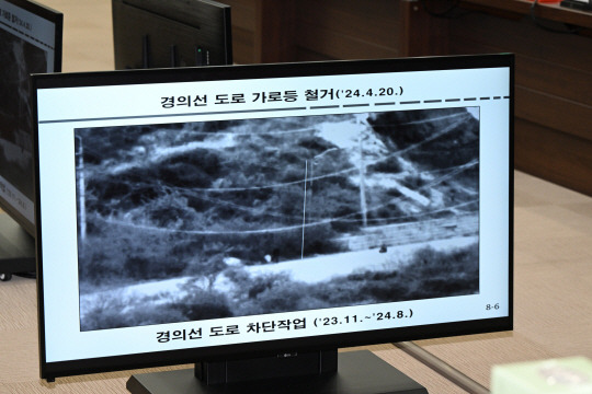 김명수 합참의장이 10일 서울 용산구 합동참모본부에서 열린 국회 국정감사에서 북한이 경의선 도로 차단작업 관련 남북 단절 조치를 하는 사진을 공개하고 있다. 국회사진기자단