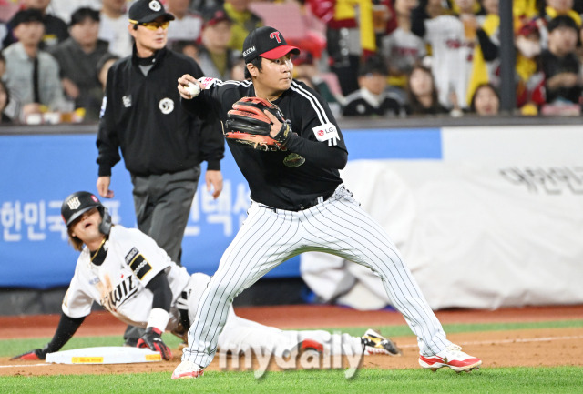 LG 문보경이 8일 오후 경기도 수원시 조원동 수원kt위즈파크에서 진행된 '2024 프로야구 KBO리그 포스트시즌' 준플레이오프 3차전 kt위즈와 LG트윈스의 경기 2회말 1사 1루서 배정대의 안타때 공을 2루로 던지고 있다. 송구 실책으로 3루 주자 김상수 득점./마이데일리