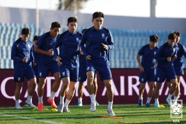 홍명보 감독이 이끄는 대한민국 축구대표팀이 요르단전을 앞두고 암만 국제 경기장에서 훈련을 진행했다. 우려와 달리 날씨와 잔디 상태는 모두 양호하다./대한축구협회