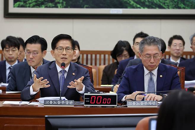 10일 오전 열린 서울 여의도 국회 환경노동위원회의 고용노동부 대상 국정감사에서 김문수 고용노동부 장관이 의원 질의에 답변하고 있다. 오른쪽은 김민석 고용노동부 차관. [연합]