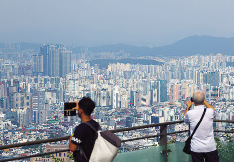 서울 남산에서 바라본 아파트 단지 [연합]