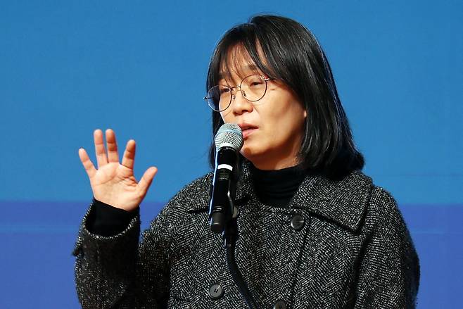 2024년 노벨 문학상의 영예는 우리나라 소설가 한강에게 돌아갔다. 사진은 지난 2023년 광주 김대중컨벤션센터에서 열린 '제9회 세계 한글 작가대회'에서 강연 중인 작가. [연합]