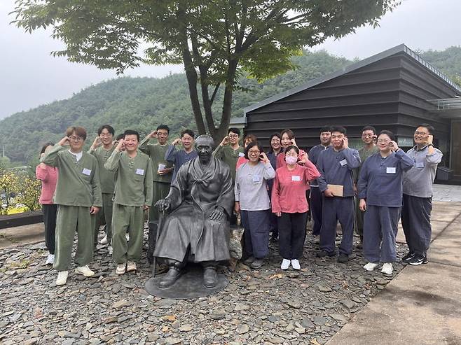 풀무원 아카데미 체험 프로그램에 참여한 풀무원 우수협력기업 임직원들이 풀무원농장의 설립자 원경선 원장 기념관 앞에서 기념촬영을 하고 있다.(사진=풀무원 제공) *재판매 및 DB 금지