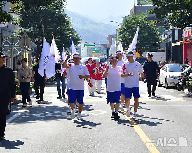 [남해=뉴시스] 차용현 기자 = 8일 오전 경남 남해군에서 남해군체육회 강경삼 회장(왼쪽)과 남해군장애인연합회 장홍이 회장, 장애인체육회 최종철 사무국장(오른쪽) 등이 ‘제105회 전국체육대회’와 ‘제44회 전국장애인체육대회’를 밝혀줄 성화를 봉송하고 있다. 2024.10.08. con@newsis.com