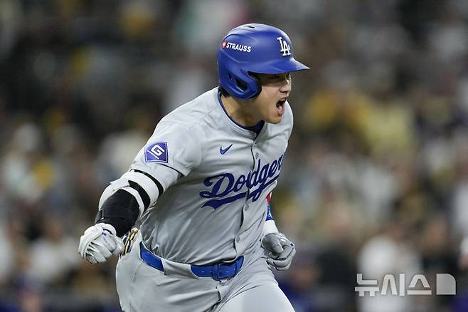 [샌디에이고=AP/뉴시스] LA 다저스의 오타니 쇼헤이가 9일(현지시각) 미 캘리포니아주 샌디에이고의 펫코파크에서 열린 2024 메이저리그 내셔널리그 디비전시리즈(NLDS·5전3선승) 4차전 샌디에이고 파드리스와 경기 2회 초 1타점 적시타를 친 후 환호하고 있다. 오타니는 3타수 1안타 1타점 2볼넷을 기록했고 다저스는 홈런 3개를 묶어 8-0으로 대승하며 2승2패를 기록했다. 2024.10.10.