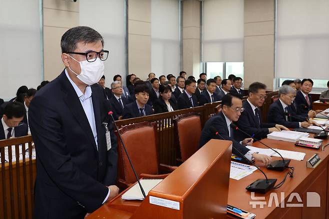 [서울=뉴시스] 권창회 기자 = 황인수 진실화해를위한과거사정리위원회 조사 1국장이 10일 오전 서울 여의도 국회에서 열린 행정안전위원회 국정감사에서 신정훈 위원장의 얼굴 공개 요구를 거부하는 발언을 하고 있다. 이날 신 위원장은 황인수 조사1국장을 향해 마스크를 벗으라고 명령했으나 황 국장이 이를 끝내 거부해 황 국장과 김 위원장 모두 퇴장조치 했다. 2024.10.10. kch0523@newsis.com