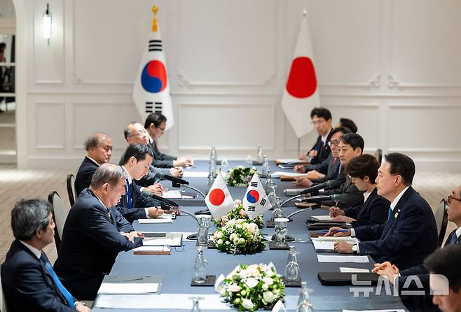 [비엔티안=뉴시스] 최진석 기자 = 윤석열 대통령이 10일(현지시각) 라오스 비엔티안 한 호텔에서 열린 한-일 정상회담에서 이시바 시게루 일본 총리의 발언을 경청하고 있다. (공동취재) 2024.10.10. myjs@newsis.com