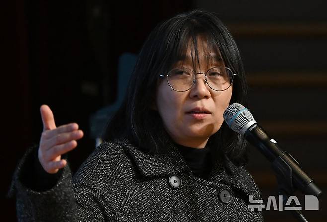 [서울=뉴시스] ‘2024년 노벨 문학상’ 영예는 우리나라 소설가 한강에게 돌아갔다. 한국인이 노벨상을 수상한 것은 지난 2000년 평화상을 탄 고 김대중 전 대통령에 이어 두번째다.사진은 지난해 11월 광주 서구 김대중컨벤션센터에서 강연중인 작가. 2024.10.10. photo@newsis.com