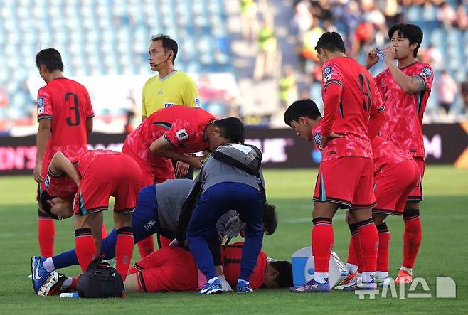 [암만=뉴시스] 정병혁 기자 = 10일(현지시각) 요르단 암만 국제경기장에서 열린 2026 북중미월드컵 아시아 3차 예선 3차전 대한민국과 요르단의 경기, 황희찬이 상대의 태클에 쓰러져 있다 . 2024.10.10.jhope@newsis.com