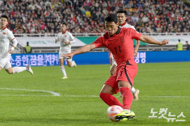 17일 수원월드컵경기장에서 열린 축구 국가대표 평가전 대한민국과 베트남의 경기,  황희찬이 슛하고 있다. 수원=박종민 기자