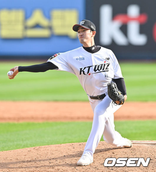 [OSEN=수원, 박준형 기자] 9일 수원KT위즈파크에서 2024 신한 SOL뱅크 KBO 포스트시즌 준플레이오프 4차전 KT 위즈와 LG 트윈스의 경기가 진행된다.이날 KT는 쿠에바스를, LG는 엔스를 선발투수로 내세웠다.5회초 KT 고영표 투수가 역투하고 있다.  2024.10.09 / soul1014@osen.co.kr