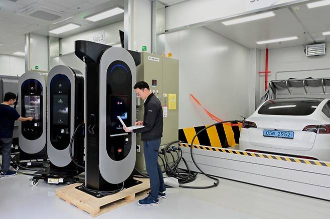 LG전자 실차 시험소에서&nbsp;전기차 충전기를 실제 차량과 연결해 충전 중 발생하는 다양한 상황을 테스트하는 모습.
