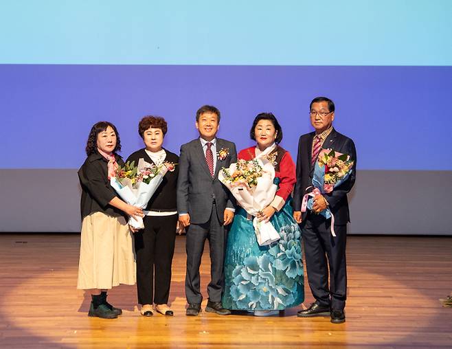 울릉군여성단체협의회는 10일 한마음회관 대공연장에서 ‘2024년 양성평등주간 기념행사’를 가진 뒤 유공자들이 기념촬영을 하고 있다. 