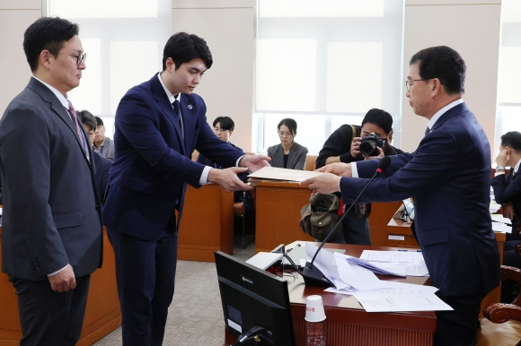 명태균·김영선 동행명령장 발부 - 10일 오전 서울 여의도 국회에서 열린 행정안전위원회의 전체회의에서 신정훈 위원장이 명태균 씨와 김영선 전 국민의힘 의원에 대한 동행명령장을 경위에게 전달하고 있다.  연합뉴스