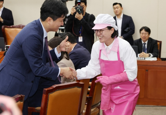 정혜경 진보당 의원이 10일 오전 열린 국회 환경노동위원회의 고용노동부 대상 국정감사에 급식 조리사 복장을 착용하고 입장하고 있다. 2024.10.10 연합뉴스