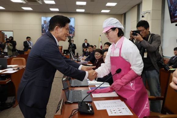 10일 오전 열린 서울 여의도 국회 환경노동위원회의 고용노동부 대상 국정감사에서 정혜경(오른쪽) 진보당 의원이 김문수 고용노동부 장관과 인사하고 있다. 2024.10.10 연합뉴스