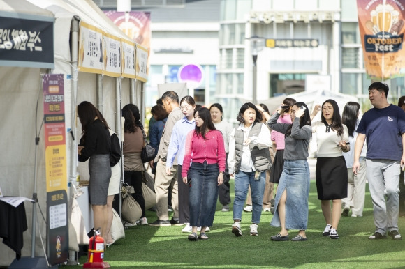 10일 서울 송파구 가락몰 3층 하늘공원에서 서울시농수산식품공사 주최로 ‘가락 옥토버페스트’가 열려 시민들이 맥주와 음식이 마련된 부스를 둘러보고 있다. 이날부터 12일까지 사흘간 진행되는 이번 행사에는 전국 유명 브루어리 등 30개 업체가 참여했으며, 음악 공연과 체험 부스, 경품 추첨 등의 즐길 거리가 마련됐다. 서울시농수산식품공사 제공