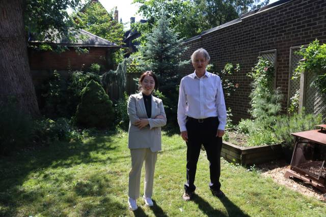 ‘인공지능의 대부(Godfather of AI)’로 불리는 제프리 힌턴 토론토대 명예교수가 지난 2022년 7월 캐나다 토론토의 자택에서 진행된 서울경제신문과의 인터뷰를 마친 뒤 본지 정혜진 기자와 포즈를 취하고 있다. /토론토=정혜진기자