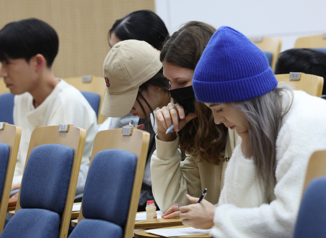 10월 8일 오전 서울 서대문구 연세대 한국어학당에서 열린 제30회 외국인 한글백일장에 참가한 외국인 유학생들이 글짓기를 하고 있다. 연합뉴스