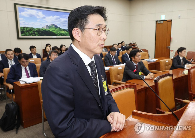 국회 환경노동위원회가 10일 연 고용노동부 대상 국정감사에 증인으로 출석한 홍용준 쿠팡CLS 대표이사가 의원 질의에 답하고 있다. 오른쪽은 정종철 쿠팡풀필먼트서비스 대표이사. 연합뉴스