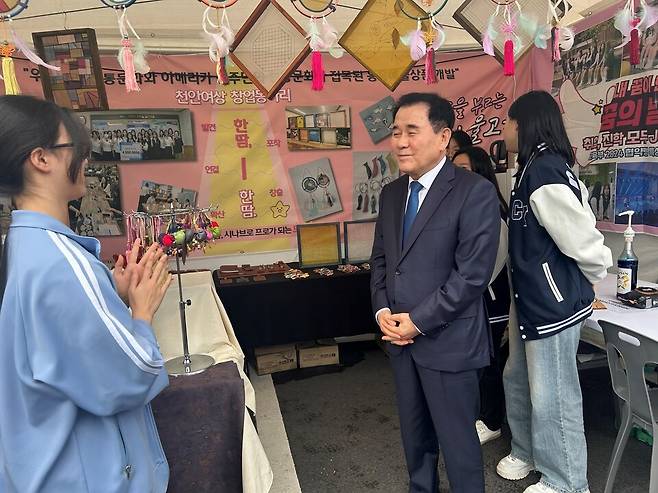 제14회 전국상업경진대회 창업동아리엑스포 경연장 참관모습 ⓒ충남교육청 제공