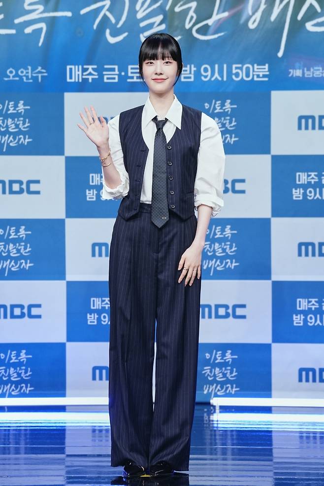 배우 채원빈이 10일 오후 서울 상암동 MBC 골든마우스홀에서 열린 새 금토극 ‘이토록 친밀한 배신자’의 제작발표회에 참석해 포즈를 취하고 있다. 사진 MBC