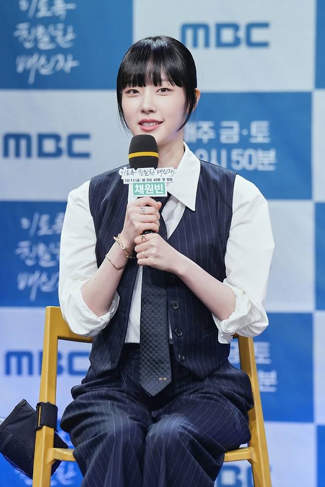 배우 채원빈이 10일 오후 서울 상암동 MBC 골든마우스홀에서 열린 새 금토극 ‘이토록 친밀한 배신자’의 제작발표회에 참석해 포즈를 취하고 있다. 사진 MBC