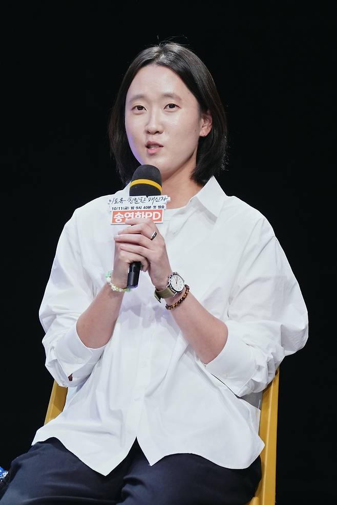 송연화PD가 10일 오후 서울 상암동 MBC 골든마우스홀에서 열린 새 금토극 ‘이토록 친밀한 배신자’의 제작발표회에 참석해 포즈를 취하고 있다. 사진 MBC