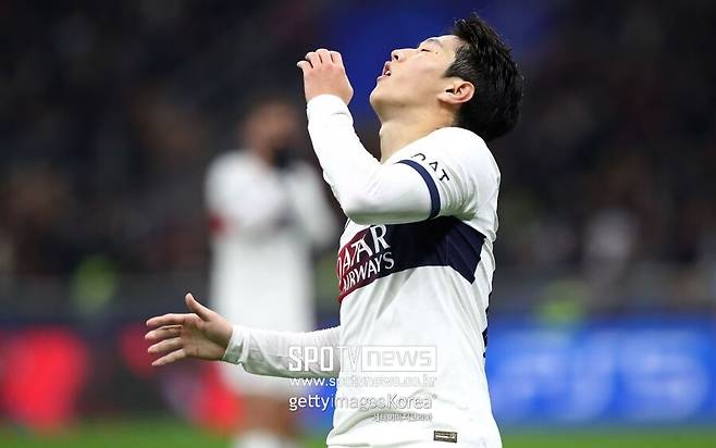 ▲ 이강인은 이번 시즌 소속팀 파리 생제르맹(PSG)에서 최고의 경기력을 선보이고 있다. 비록 선발과 교체를 오가고 있긴 하지만, 경기에 출전할 때마다 놀라운 활약을 펼쳤다. 그는 이번 시즌 초반에만 벌써 3골을 넣었다. 또한 가장 최근에 있었던 OGC니스전에는 후반전 시작과 함께 교체 투입된 뒤, 날카로운 패스와 크로스를 선보였다. 이에 PSG 현지 팬들은 "이강인을 선발로 세워라", "이강인은 최고의 파리지앵이다"라는 등 엄청난 찬사를 보냈다.