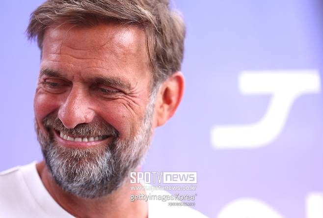 ▲ 에너지가 고갈됐다며 리버풀 감독을 자진 사퇴한 위르겐 클롭의 휴식은 길지 않았다. 감독이 아닌 축구 행정가로서 다시 돌아왔다. 레드불 풋볼에서 축구 팀 글로벌 총 책임자가 됐다. 한 팀의 감독보다 오히려 영향력은 훨씬 큰 직책이다. 클롭은 "하는 일은 달라도 축구에 대한 열정은 바뀌지 않는다"고 말했다.