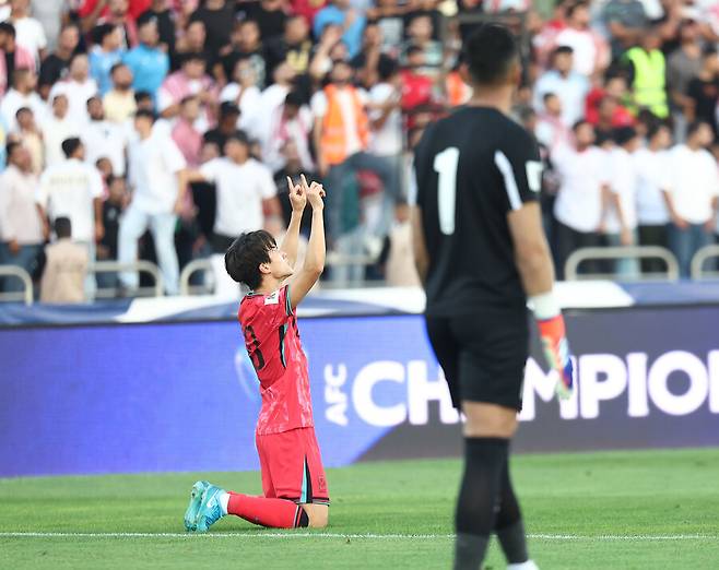 ▲ 홍명보 감독이 이끄는 한국 대표팀이 10일 오후 11시(한국시간) 요르단 암만 국제경기장에서 열리는 국제축구연맹(FIFA) 2026 북중미 월드컵 아시아 지역 3차 예선 B조 3차전에서 요르단을 만나고 있다. 전반 30분이 지나자 경기는 잠시 소강 상태였다. 전반 37분 이강인이 직접 프리킥 슈팅으로 유효슈팅 1개를 적립했다. 이후 득점은 이재성의 머리에서 나왔다. 설영우의 크로스를 받은 이재성이 정확한 헤더 슈팅으로 골망을 뒤흔들며 한국에 한 골 리드를 안겼다 ⓒ연합뉴스