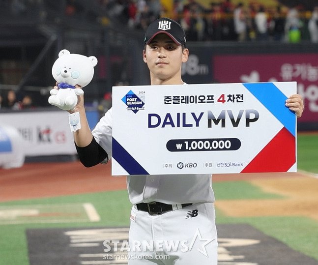 KT 박영현이 9일 열린 2024 KBO 준플레이오프 4차전 종료 후 데일리 MVP를 받고 있다. /사진=김진경 대기자