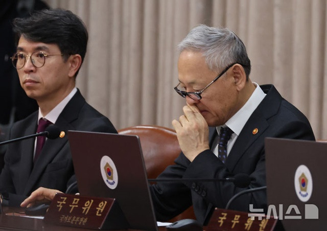 유인촌 문화체육관광부 장관(오른쪽). /사진=뉴시스 제공