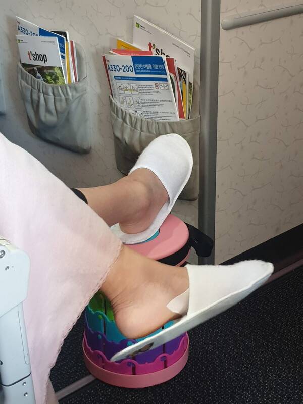 앞자리 좌석은 공간이 넉넉한 편이다. 발받침용 간이 의자를 두면 붓기 완화에 도움이 된다 / 손고은 기자&nbsp;