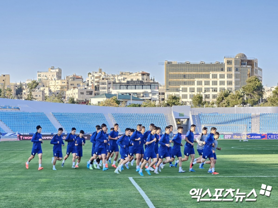 지난 아시안컵 패배의 수모를 앙갚음하겠다는 일념 하에 똘똘 뭉친 홍명보호의 마지막 훈련이 끝났다. 부상으로 빠진 손흥민 대신 임시 주장으로 선임된 '캡틴' 김민재가 훈련을 주도했다. 사진 요르단 암만, 김환 기자