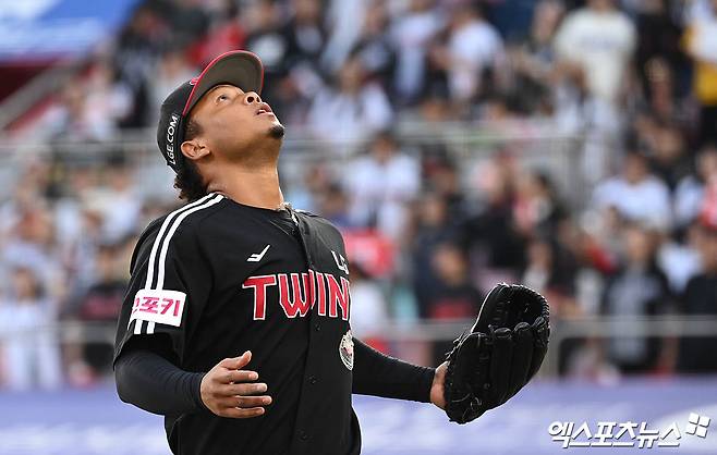 LG 투수 에르난데스는 9일 수원 KT위즈파크에서 열린 '2024 신한 SOL Bank KBO 포스트시즌' KT 위즈와 준플레이오프(5전 3승제) 4차전에서 구원 등판했다. 2이닝 무실점을 기록해 불펜진에 활력을 불어넣었다. 수원, 박지영 기자