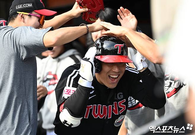 LG 외야수 김현수는 9일 수원 KT위즈파크에서 열린 '2024 신한 SOL Bank KBO 포스트시즌' KT와 준플레이오프(5전 3승제) 4차전에서 7번 지명타자로 선발 출전. 2회초 선취점을 뽑는 솔로 홈런을 포함 3안타를 몰아쳐 공격에 활력을 불어넣었다. 수원, 박지영 기자