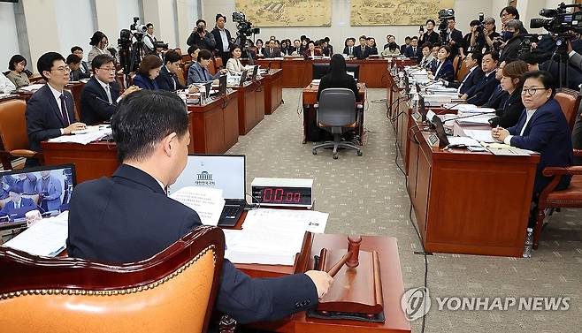 교육위, '김여사 논문의혹' 관련 교수 동행명령 발부 (서울=연합뉴스) 김주형 기자 = 8일 오전 열린 국회 교육위원회의 교육부, 국가교육위원회 등의 국정감사에서 더불어민주당 소속 김영호 위원장이 김건희 여사 논문 대필 의혹 관련 인물로 불출석한 증인인 설민신 한경국립대 교수에 대해 동맹명령장 발부의 건을 가결하고 있다. 2024.10.8 kjhpress@yna.co.kr