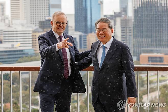 리창 중국 총리와 앤서니 앨버니지 호주 총리 지난 6월 18일(현지시간) 호주 퍼스에서 리창 중국 총리(오른쪽)와 앤서니 앨버니지 호주 총리가 만나 사진 촬영에 응하고 있다. 2024.10.10
[EPA 연합뉴스 자료사진. 재판매 및 DB 금지]